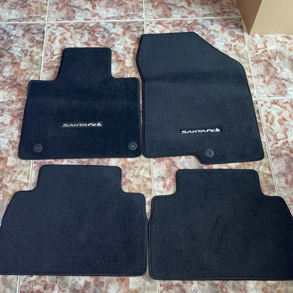 Never used, brand new, Hyundai 2019 Santa Fe floor mat (rug) all 4